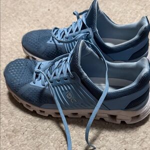 Women’s Oncloud sneakers size 9